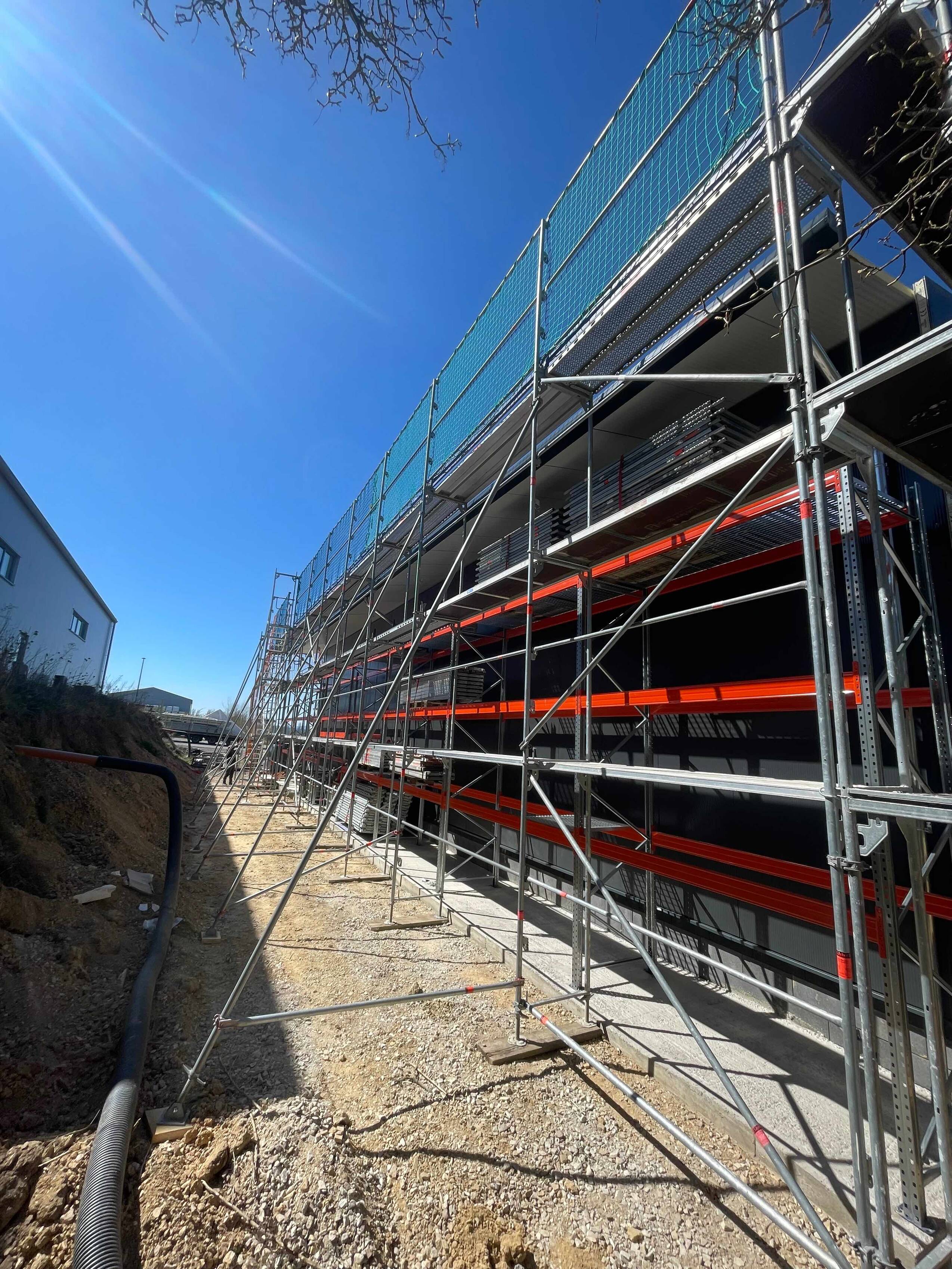 Schutzgerüst gestützt mit Dachfang und Personenfangnetz